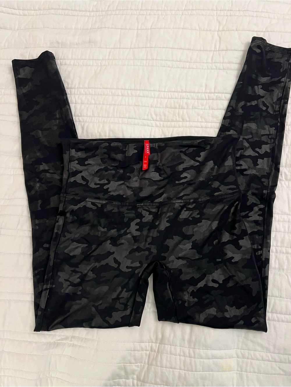 SPANX Women’s  Black & Charcoal Camo Leggings